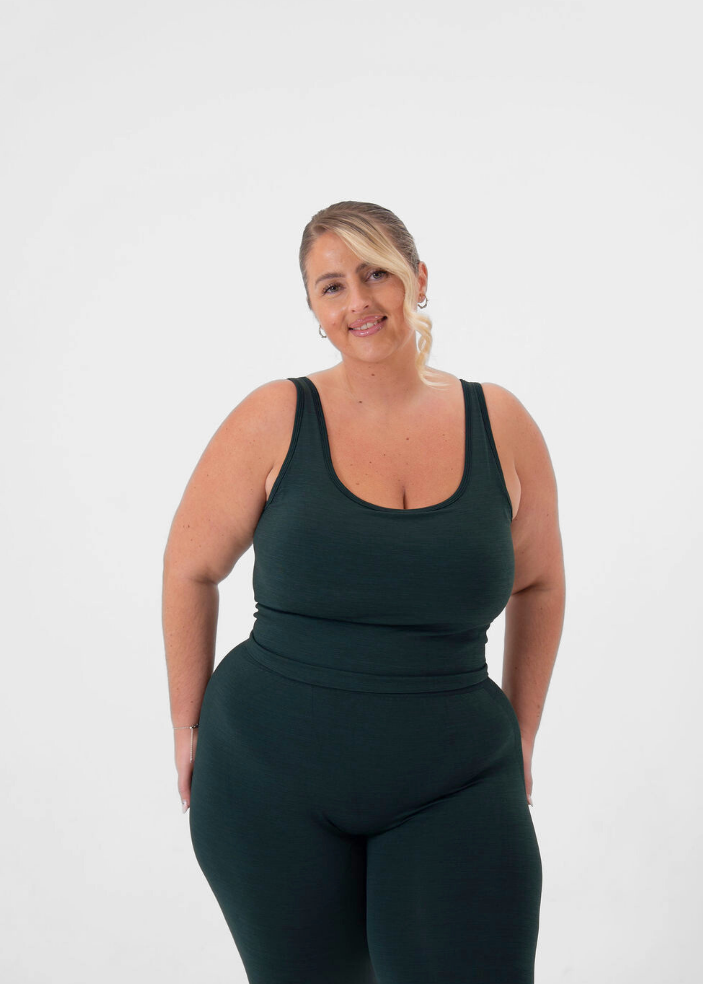 Laura is 5ft 2, Cup size 38G, UK size 18 and wears a size XL