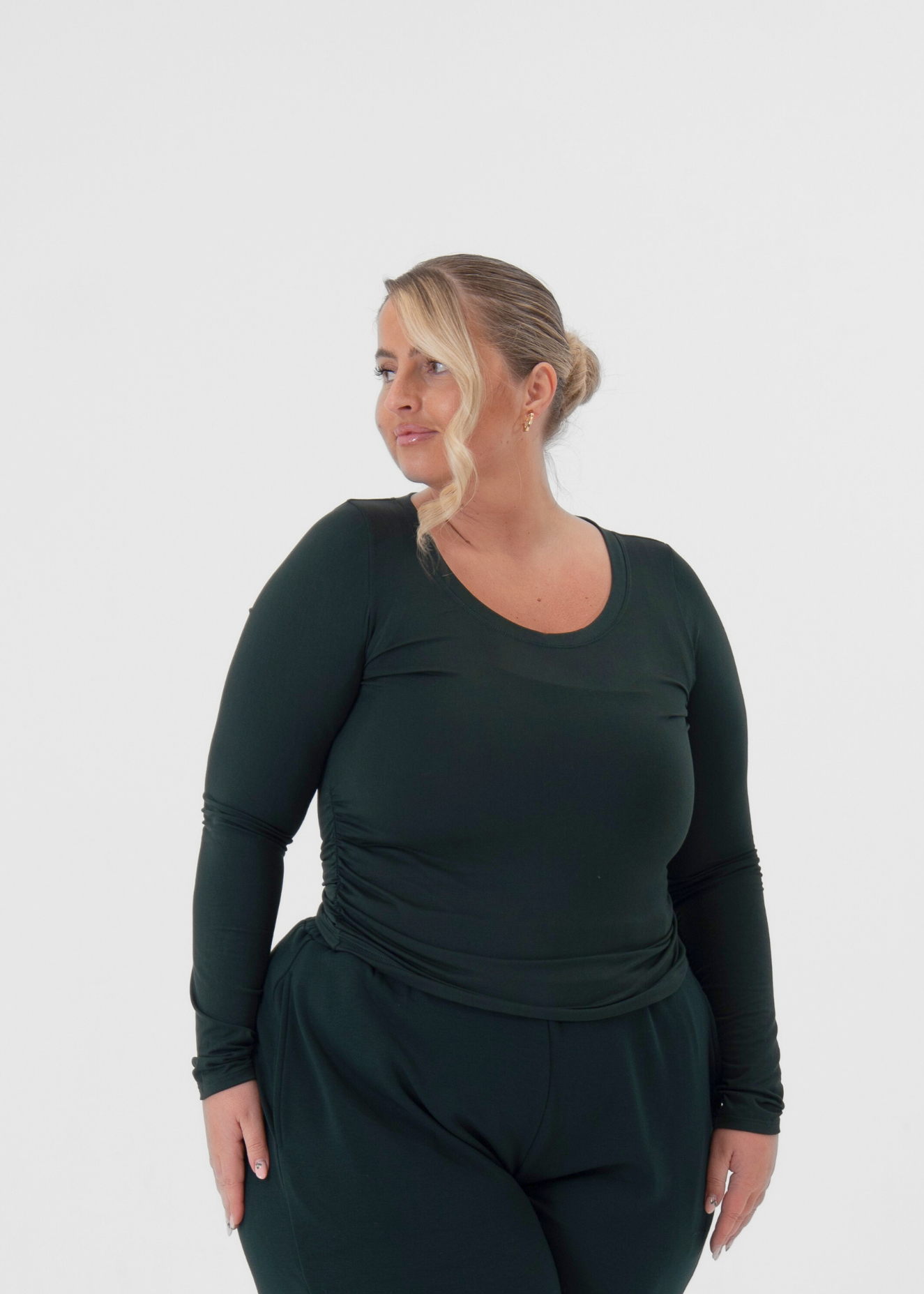 Laura is 5ft 2, Cup size 38G, UK size 18 and wears a size XL.