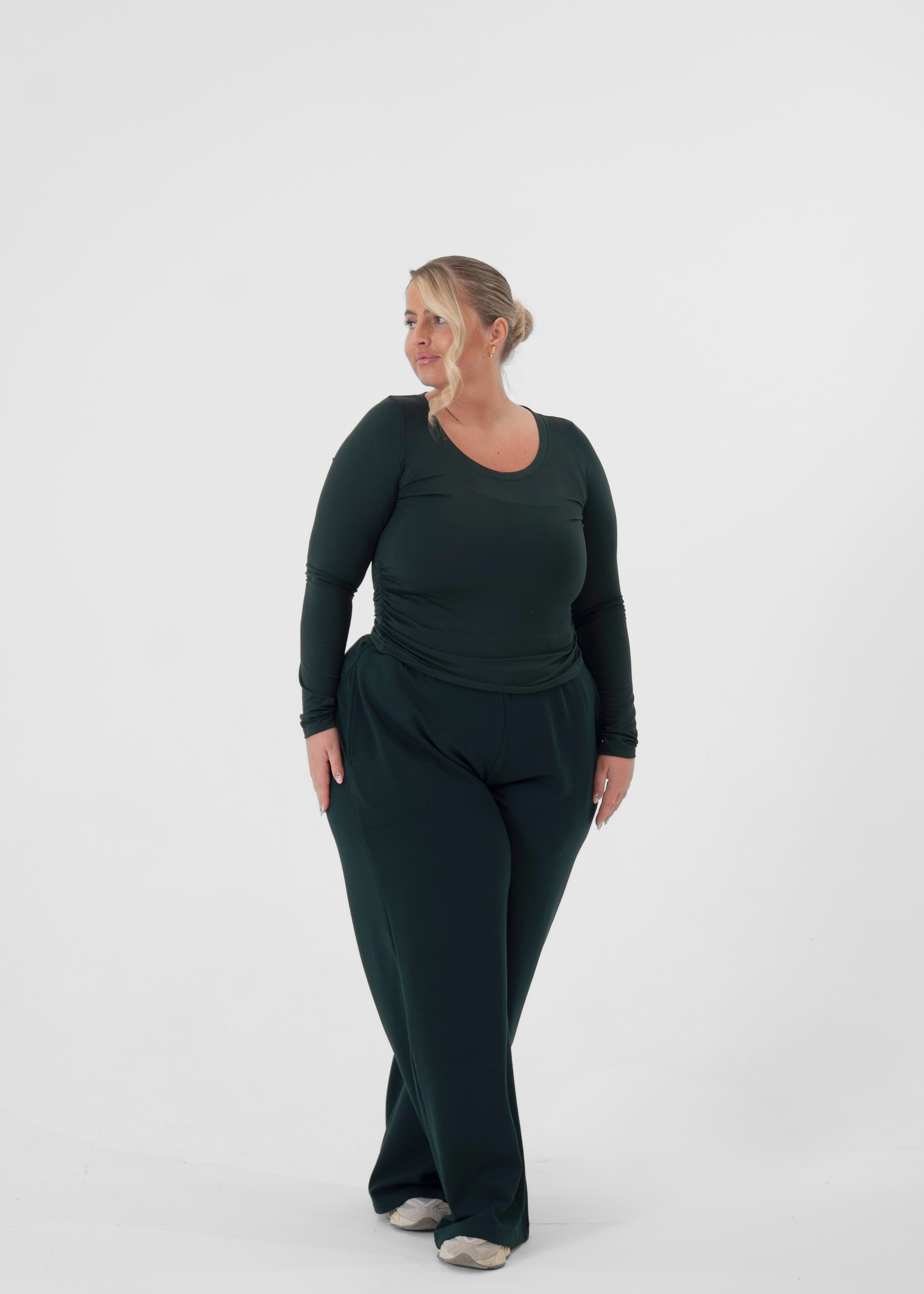 Laura is 5ft 2, Cup size 38G, UK size 18 and wears a size XL
