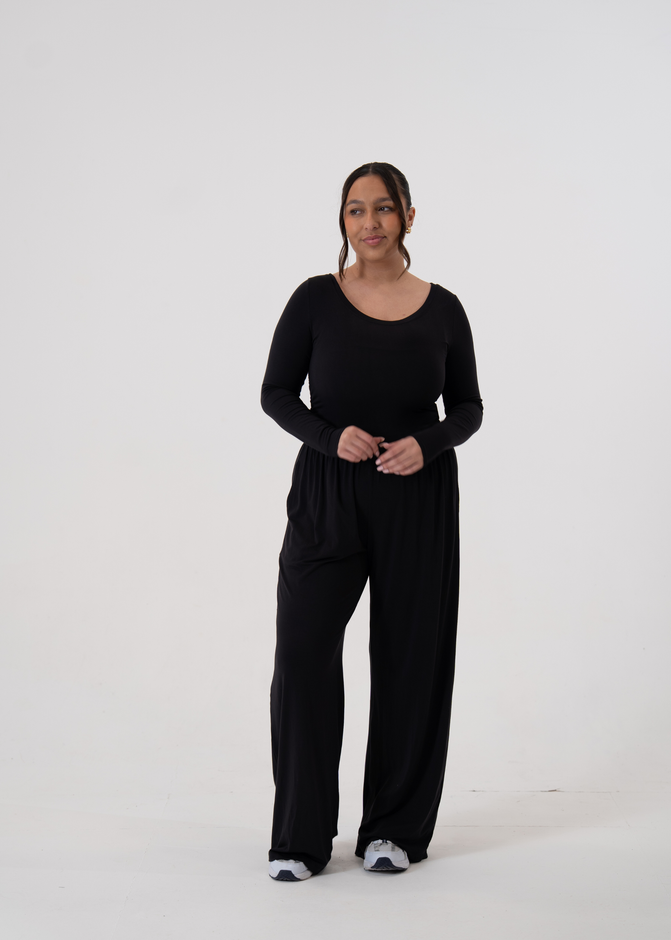 Madison is 5ft 6, Cup size 34HH, UK size 12-14 and wears an M.
