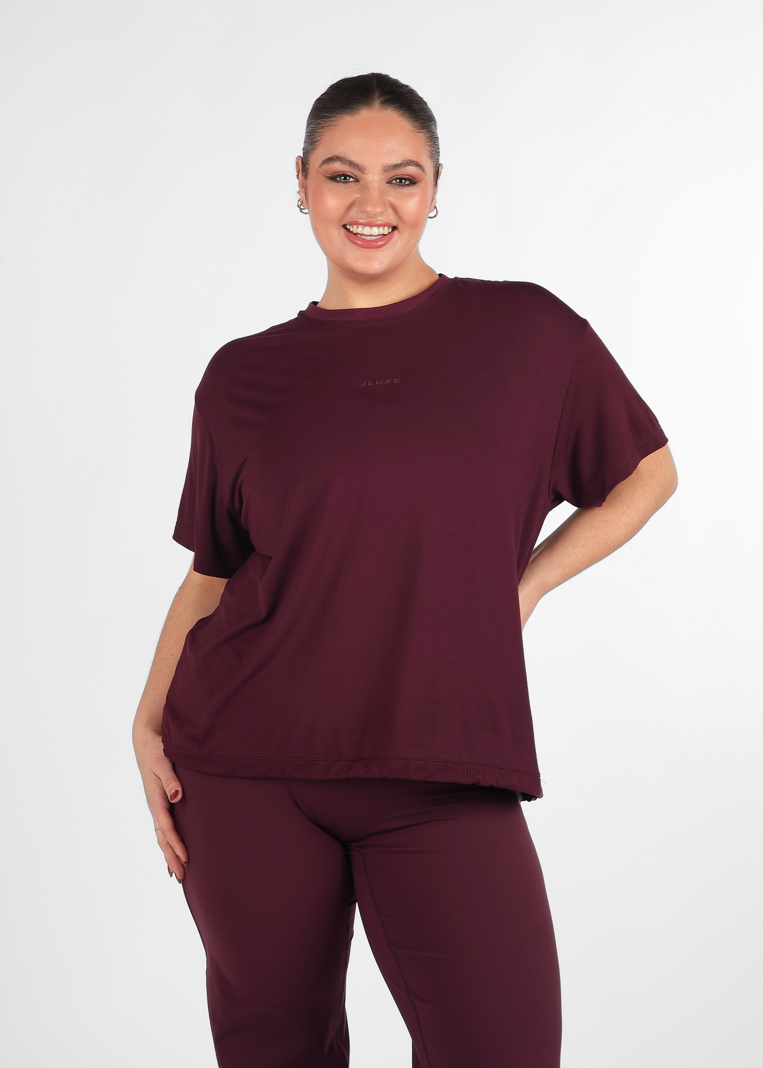 Bonnie is a size 14/16 and wears a size L 