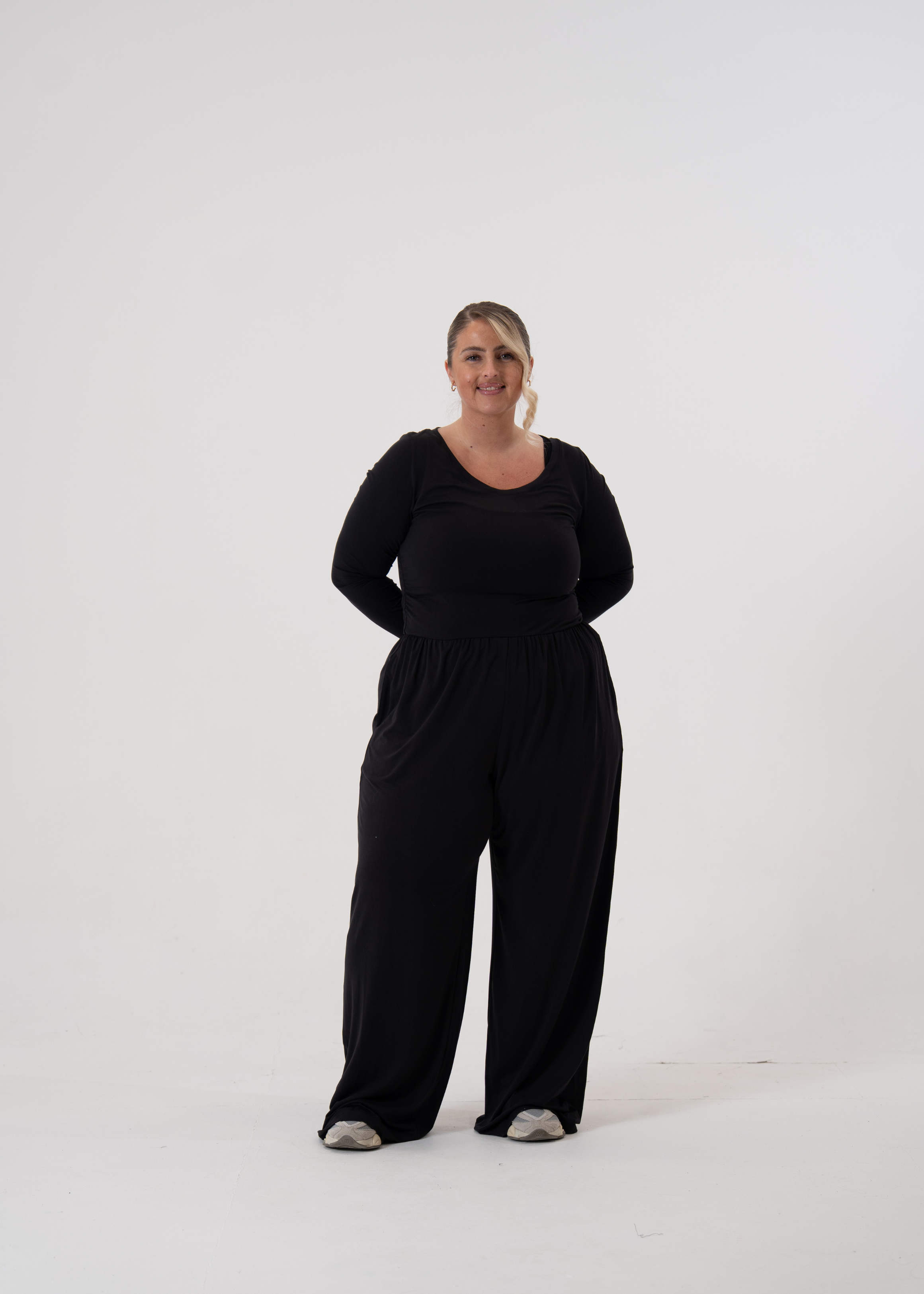 Laura is 5ft 2, Cup size 38G, UK size 18 and wears a size XL
