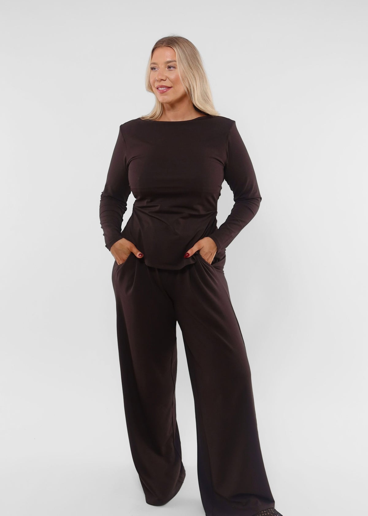 Scarlett wears a Size M Long and is a UK 12-14 5ft 7 
