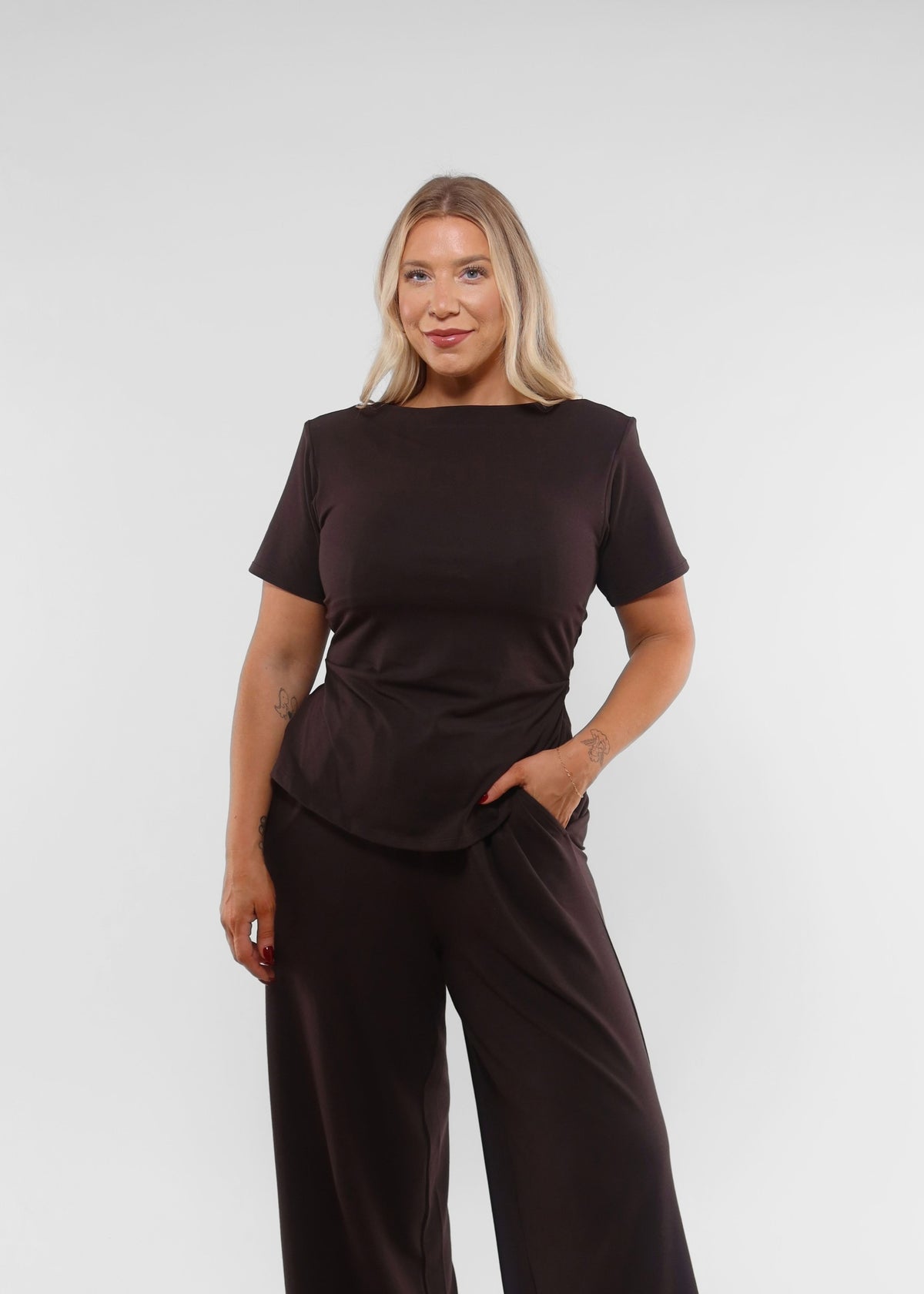 Scarlett wears a Size M Long and is a UK 12-14 5ft 7 