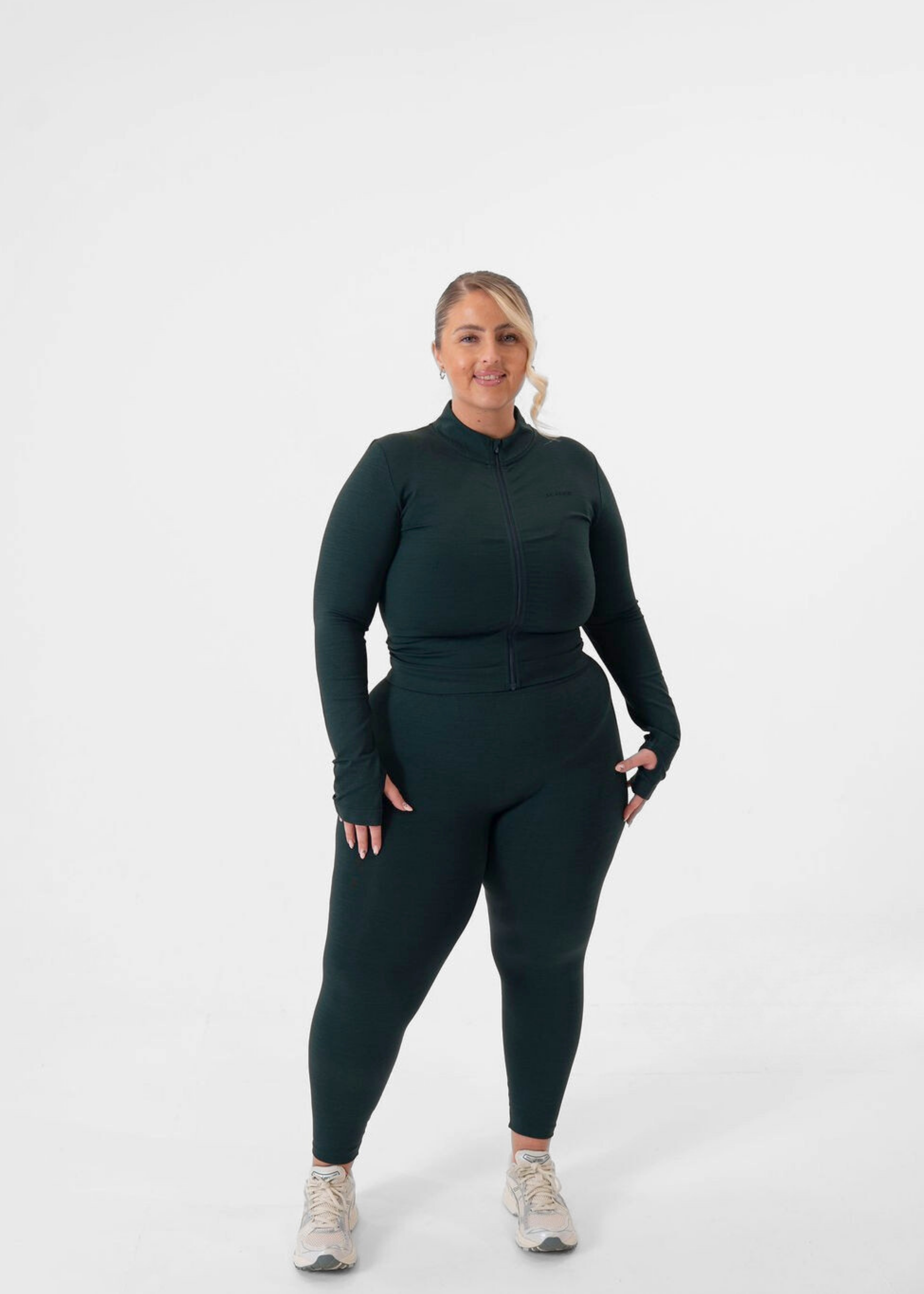 Laura is 5ft 2, UK size 18 and wears a size XL
