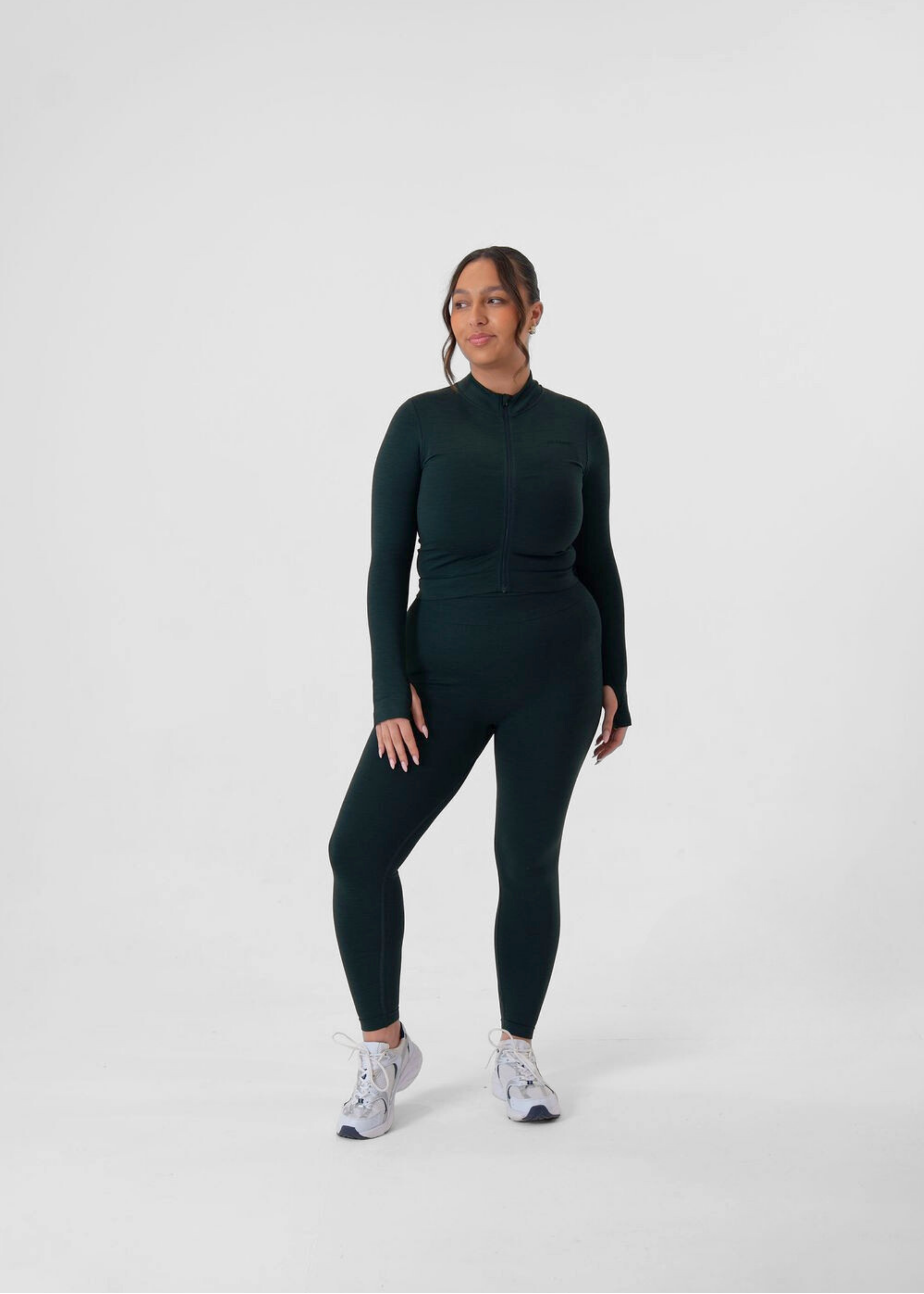 Madison is 5ft 6, Cup size 34HH, UK size 12-14 and wears an M
