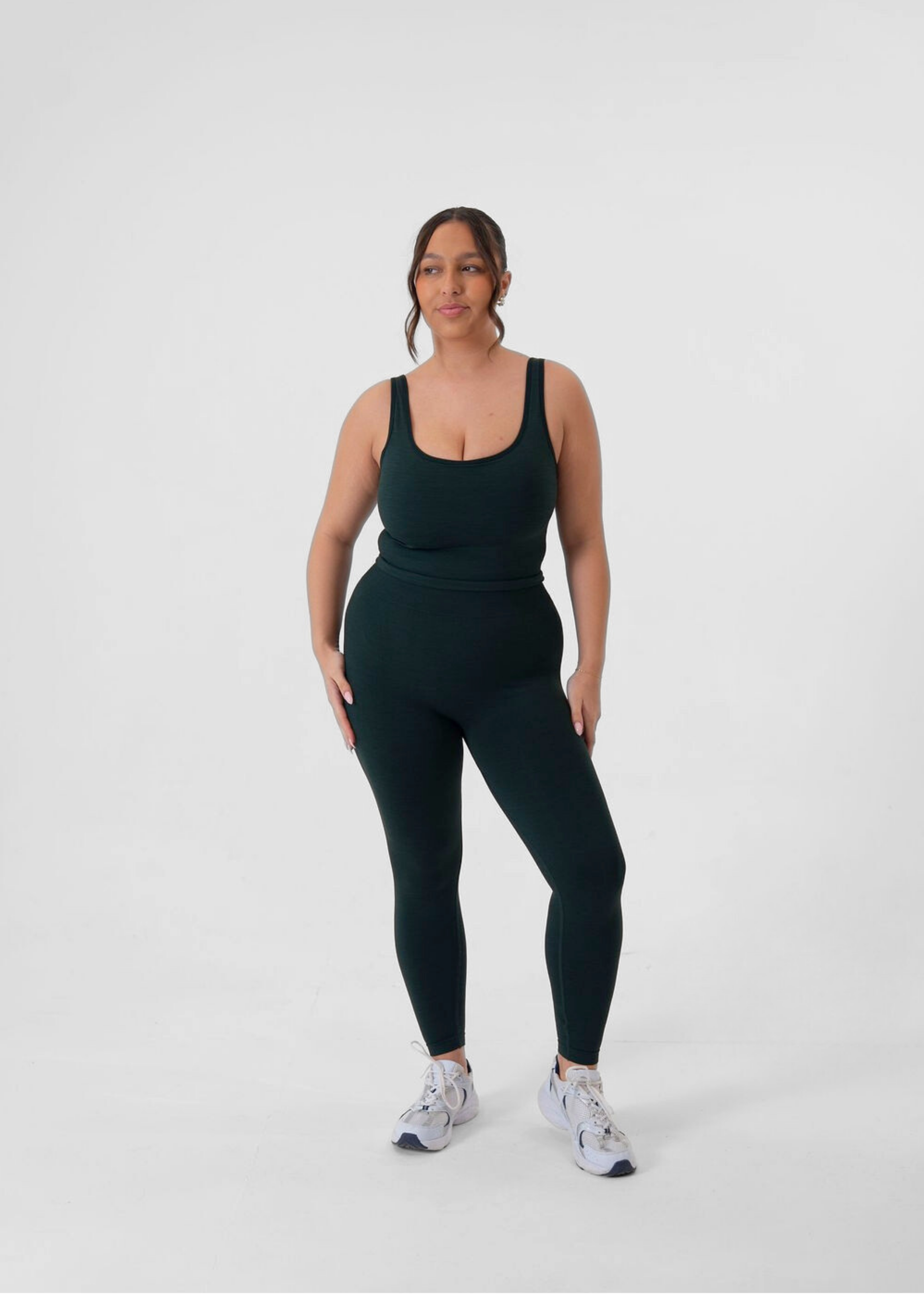 Madison is 5ft 6, Cup size 34HH, UK size 12-14 and wears an M.
