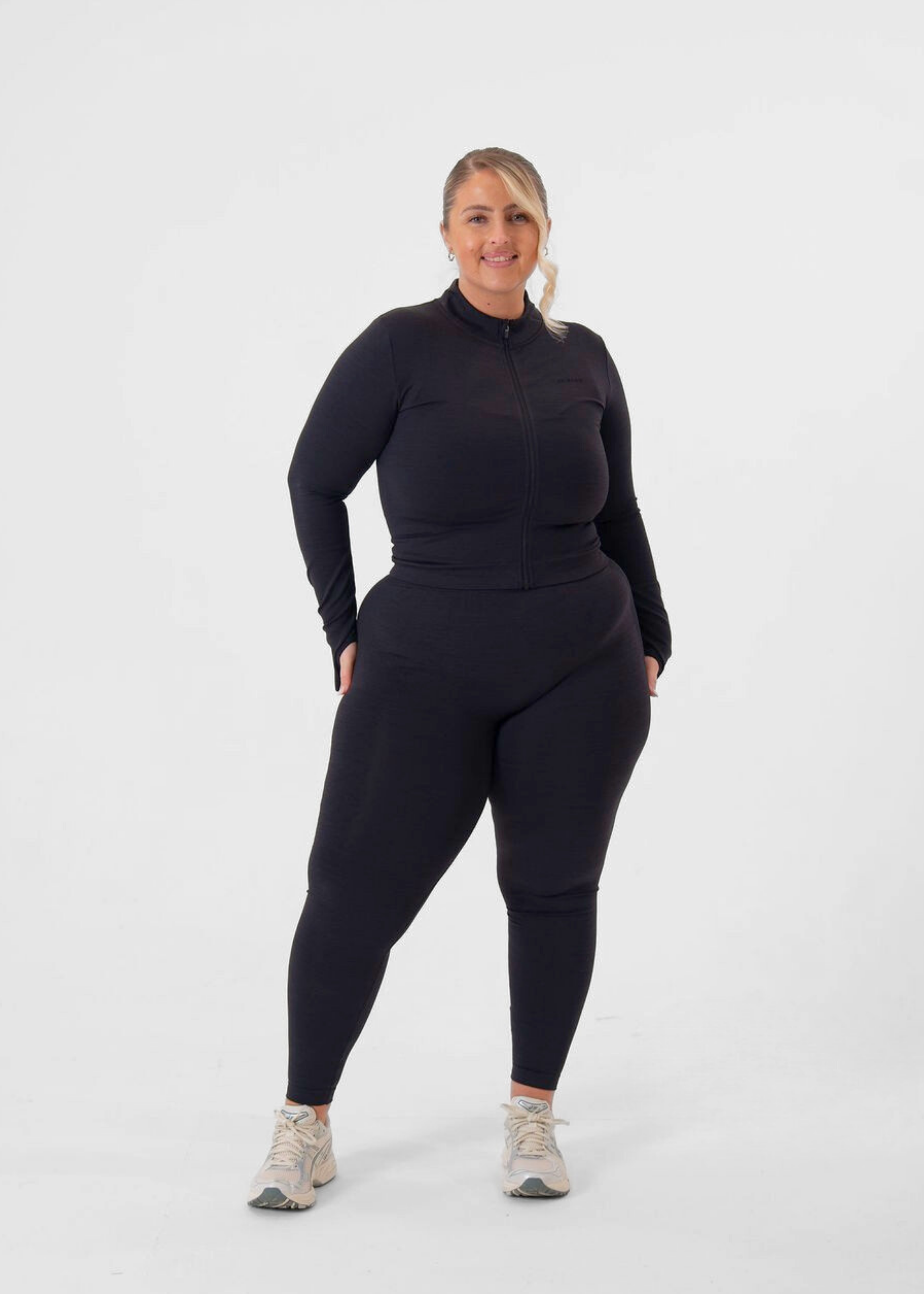  Laura is 5ft 2, Cup size 38G, UK size 18 and wears a size XL
