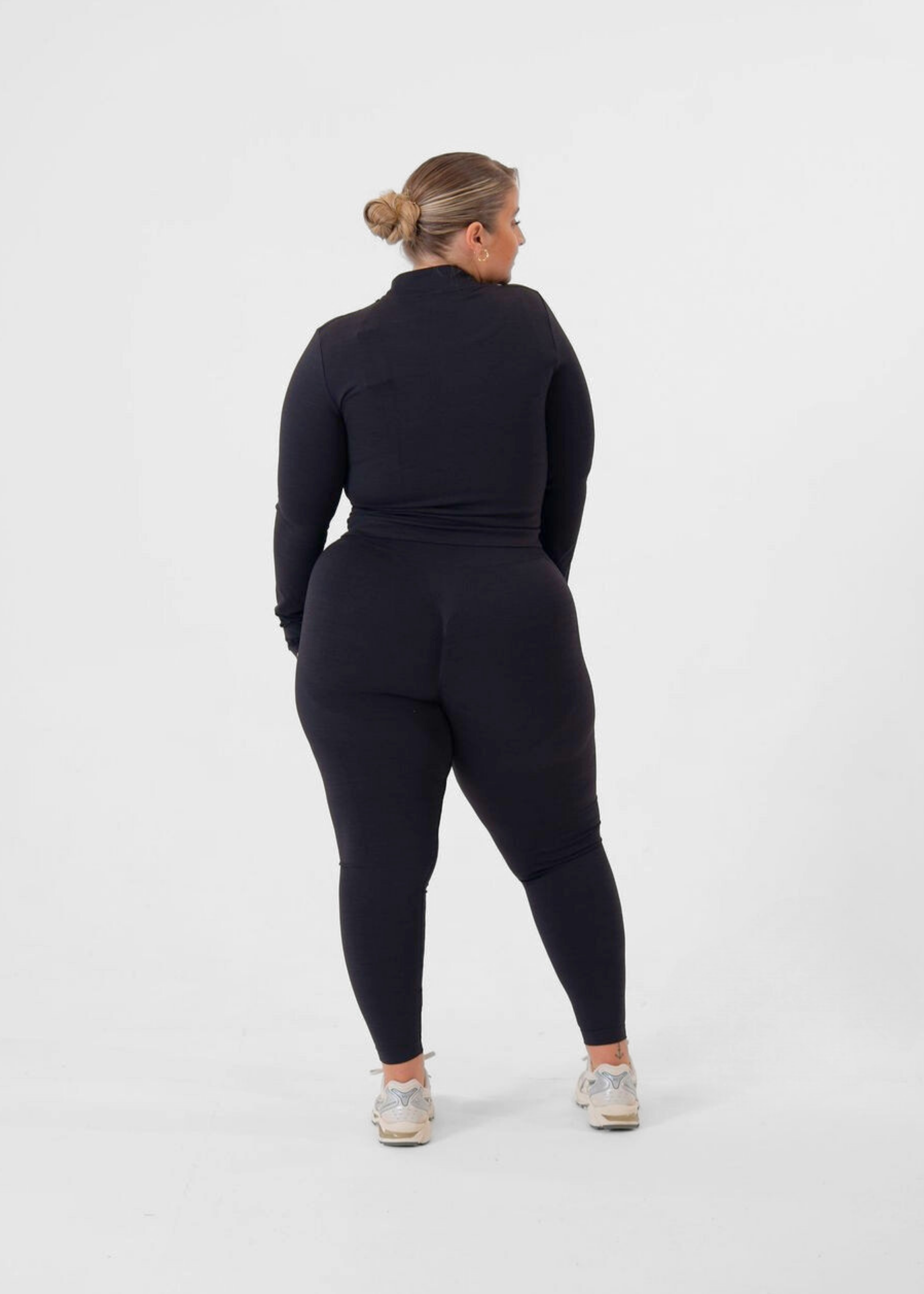 Laura is 5ft 2, Cup size 38G, UK size 18 and wears a size XL
