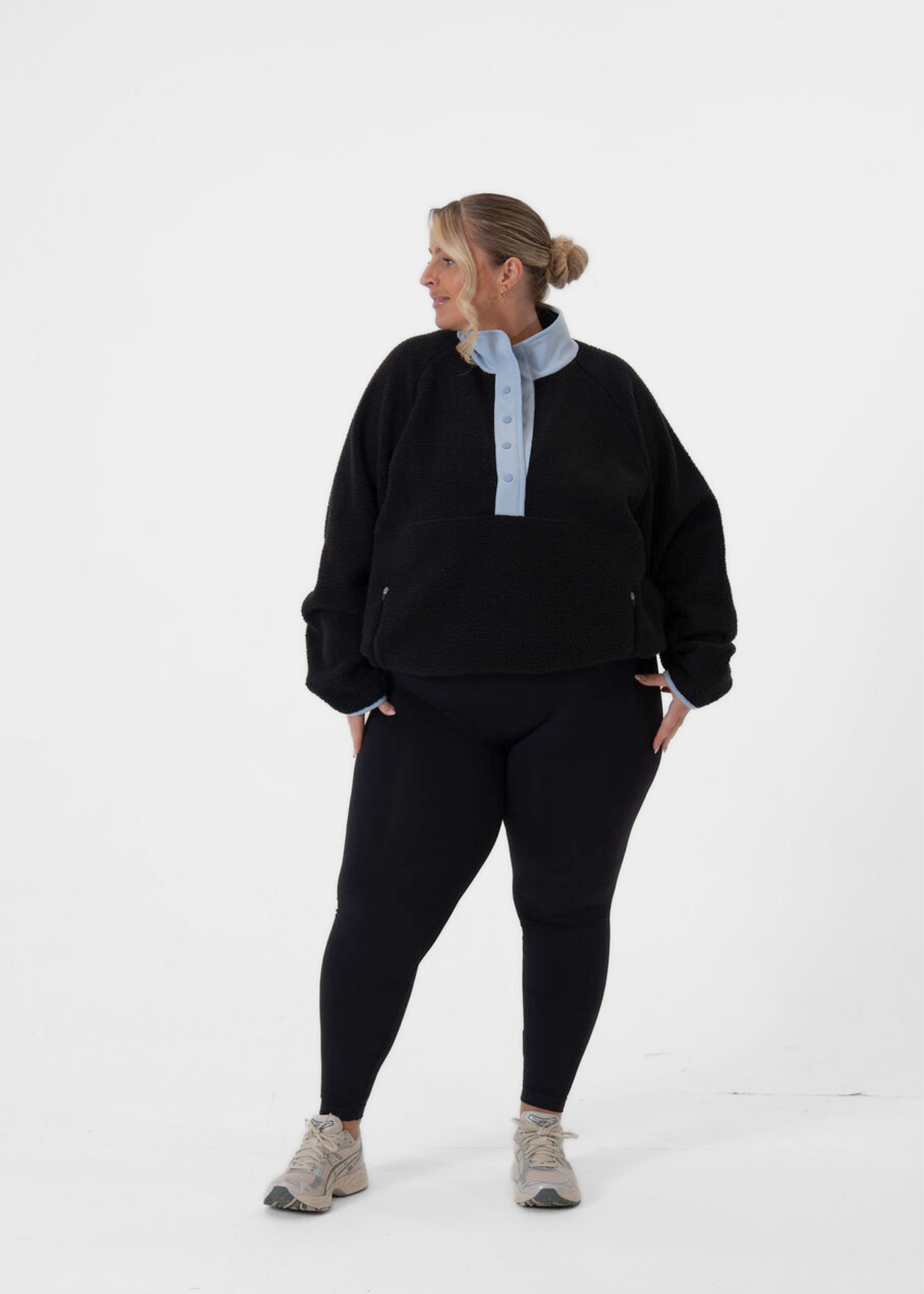 Laura is 5ft 2, Cup size 38G, UK size 18 and wears a size XL. Please note the fit is oversized so we recommend taking a size down.
