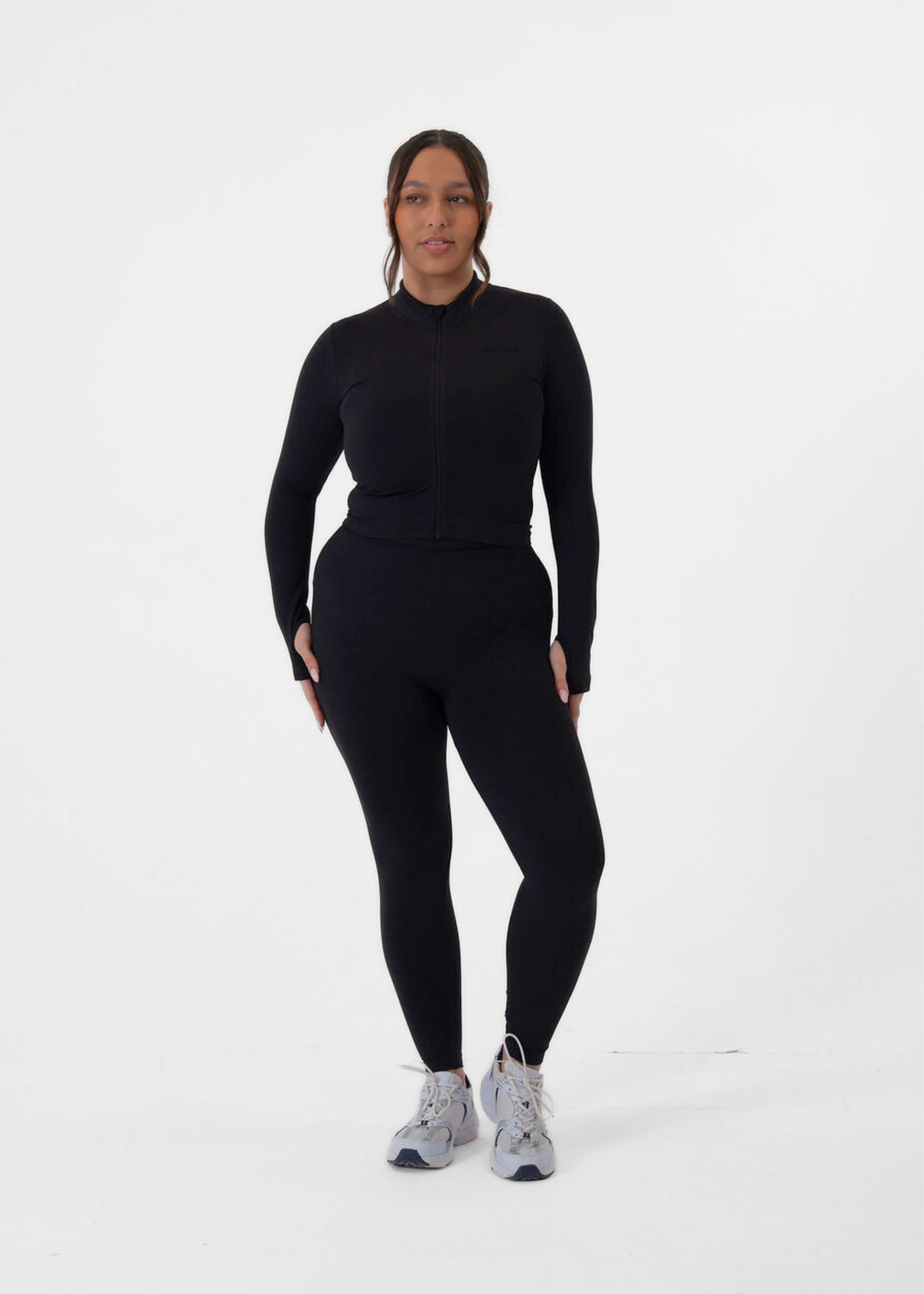 Madison is 5ft 6, Cup size 34HH, UK size 12-14 and wears an M
