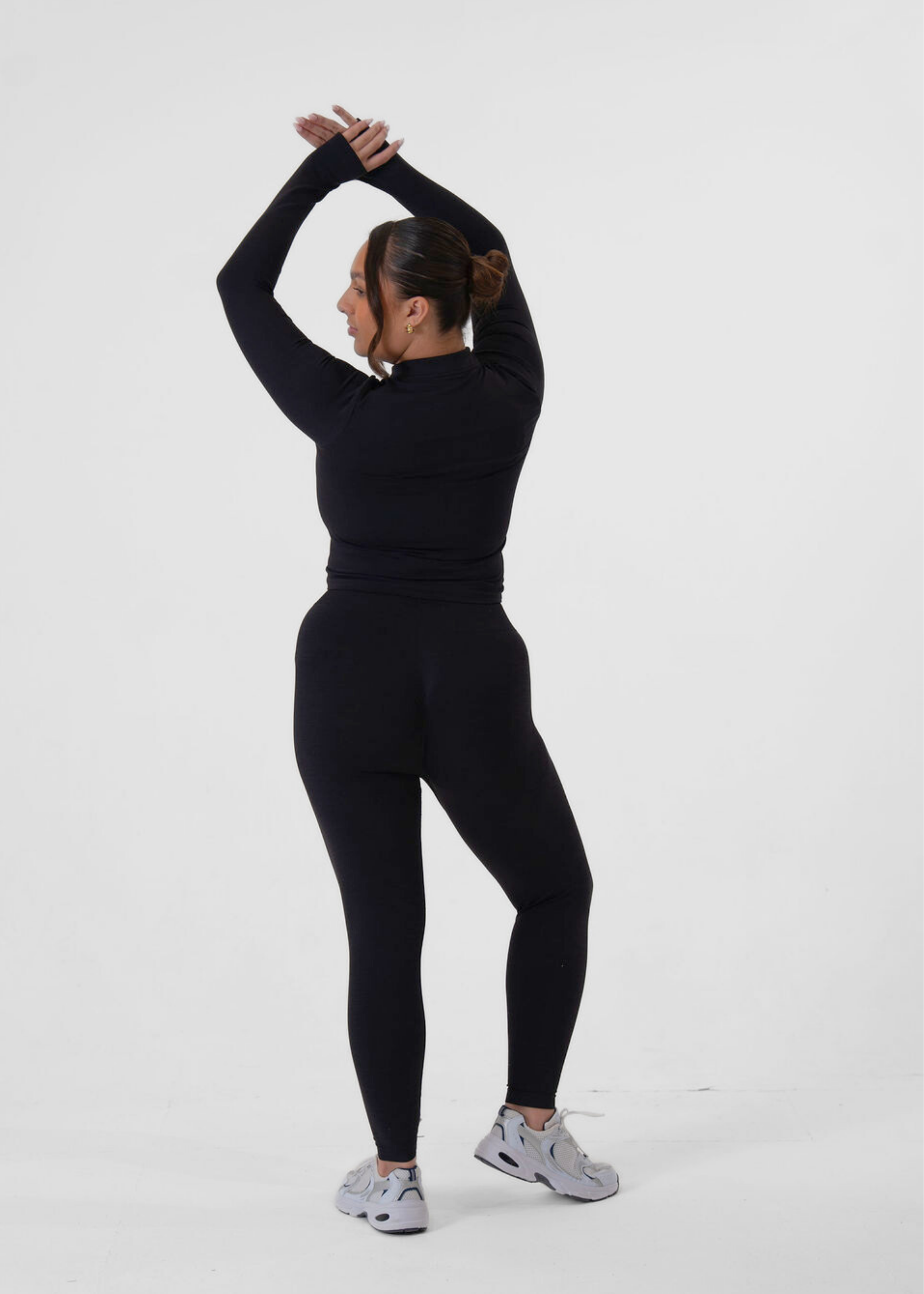 Madison is 5ft 6, Cup size 34HH, UK size 12-14 and wears an M
