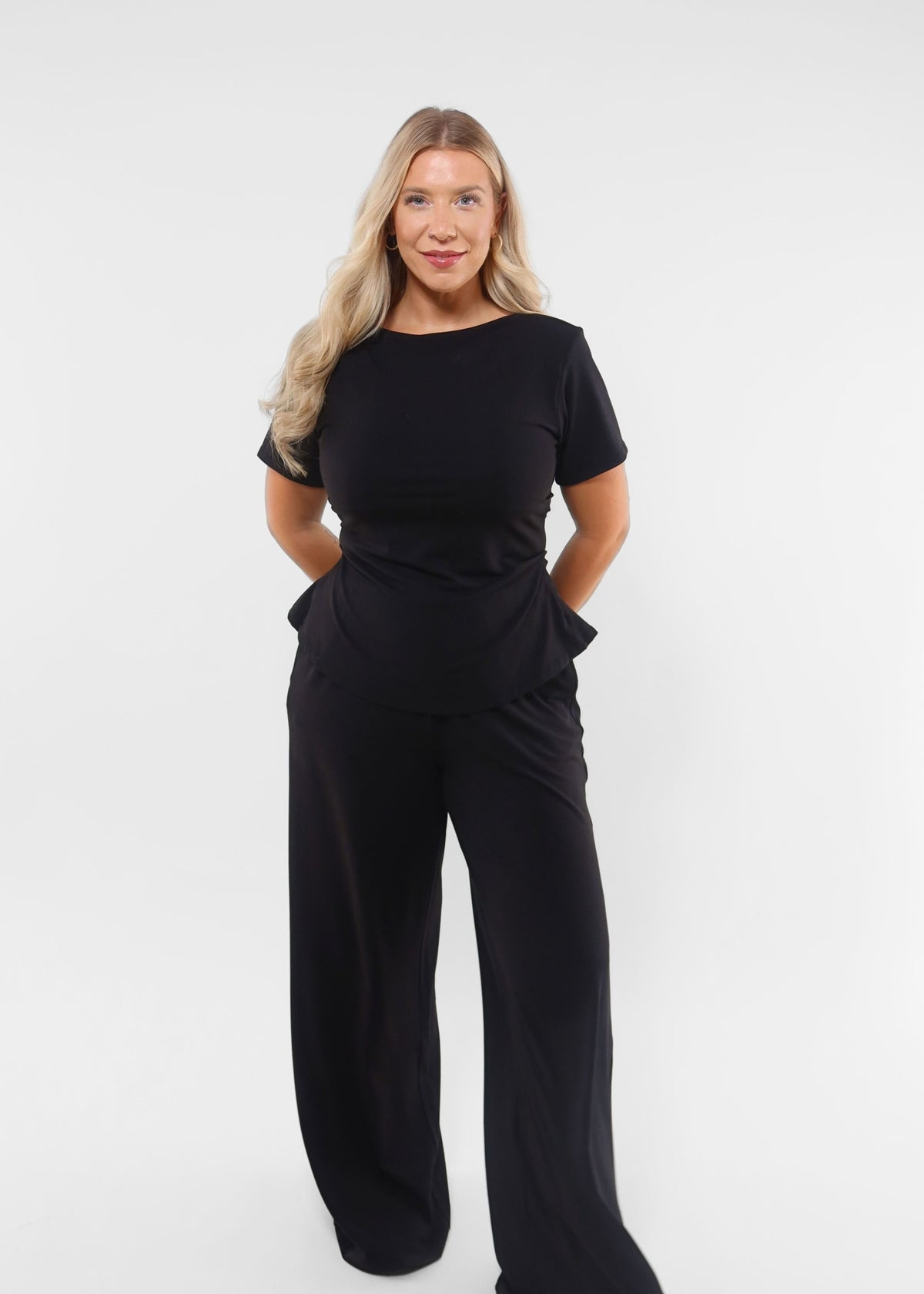 Scarlett wears a Size M Long and is a UK 12-14 5ft 7 
