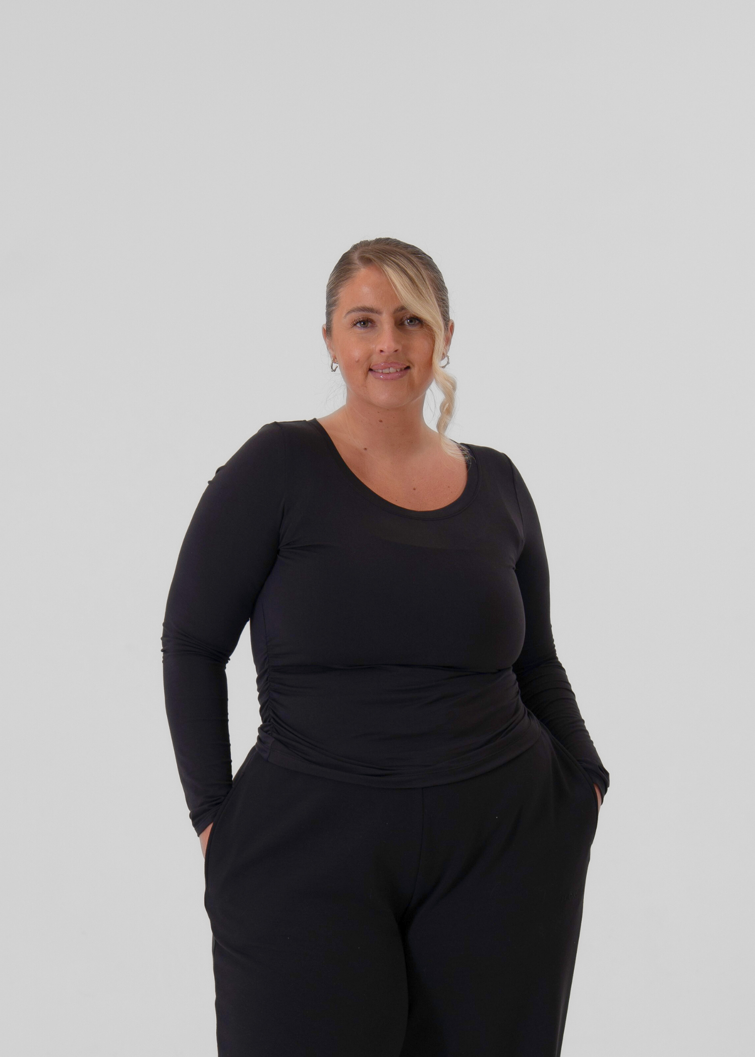 Laura is 5ft 2, Cup size 38G, UK size 18 and wears a size XL.
