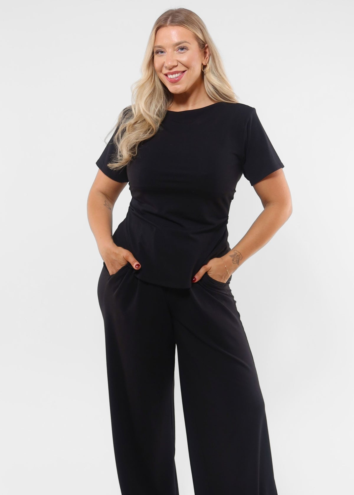 Scarlett wears a Size M Long and is a UK 12-14 5ft 7 