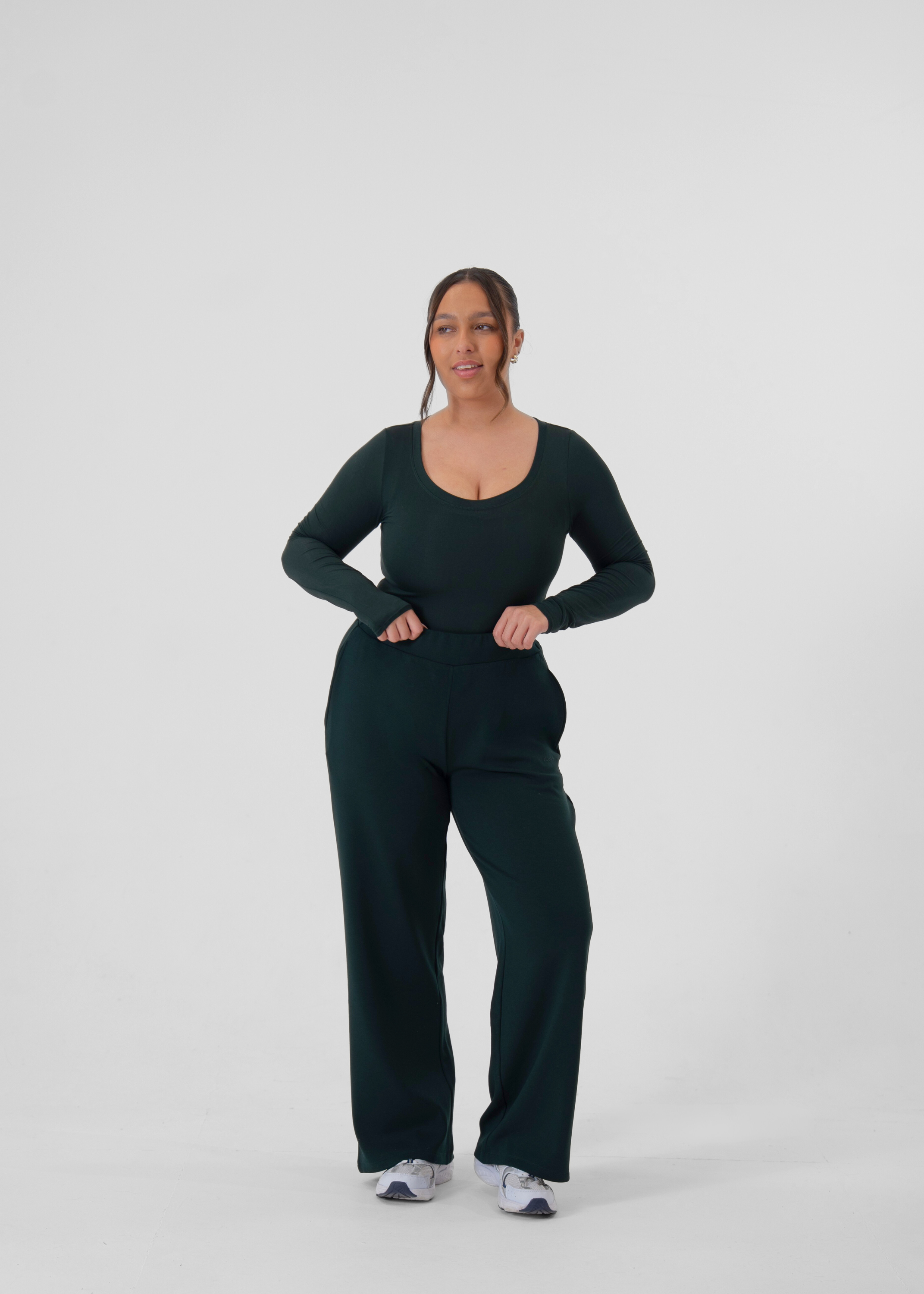 Madison is 5ft 6, Cup size 34HH, UK size 12-14 and wears an M.
