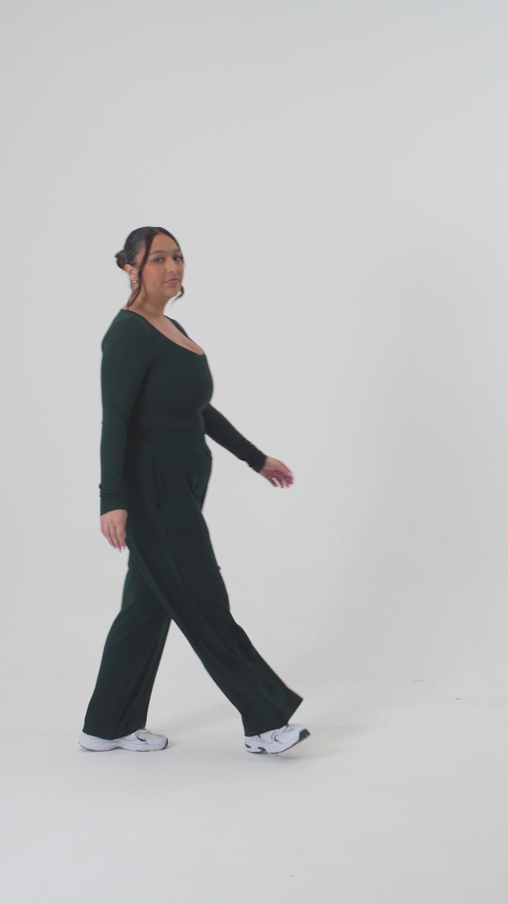 Madison is 5ft 6, Cup size 34HH, UK size 12-14 and wears an M
