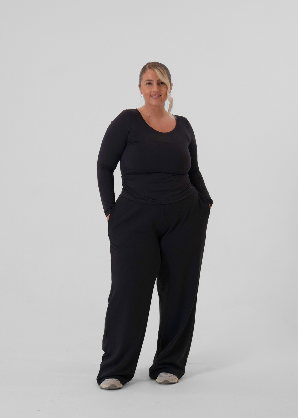 Laura is 5ft 2, Cup size 38G, UK size 18 and wears a size XL
