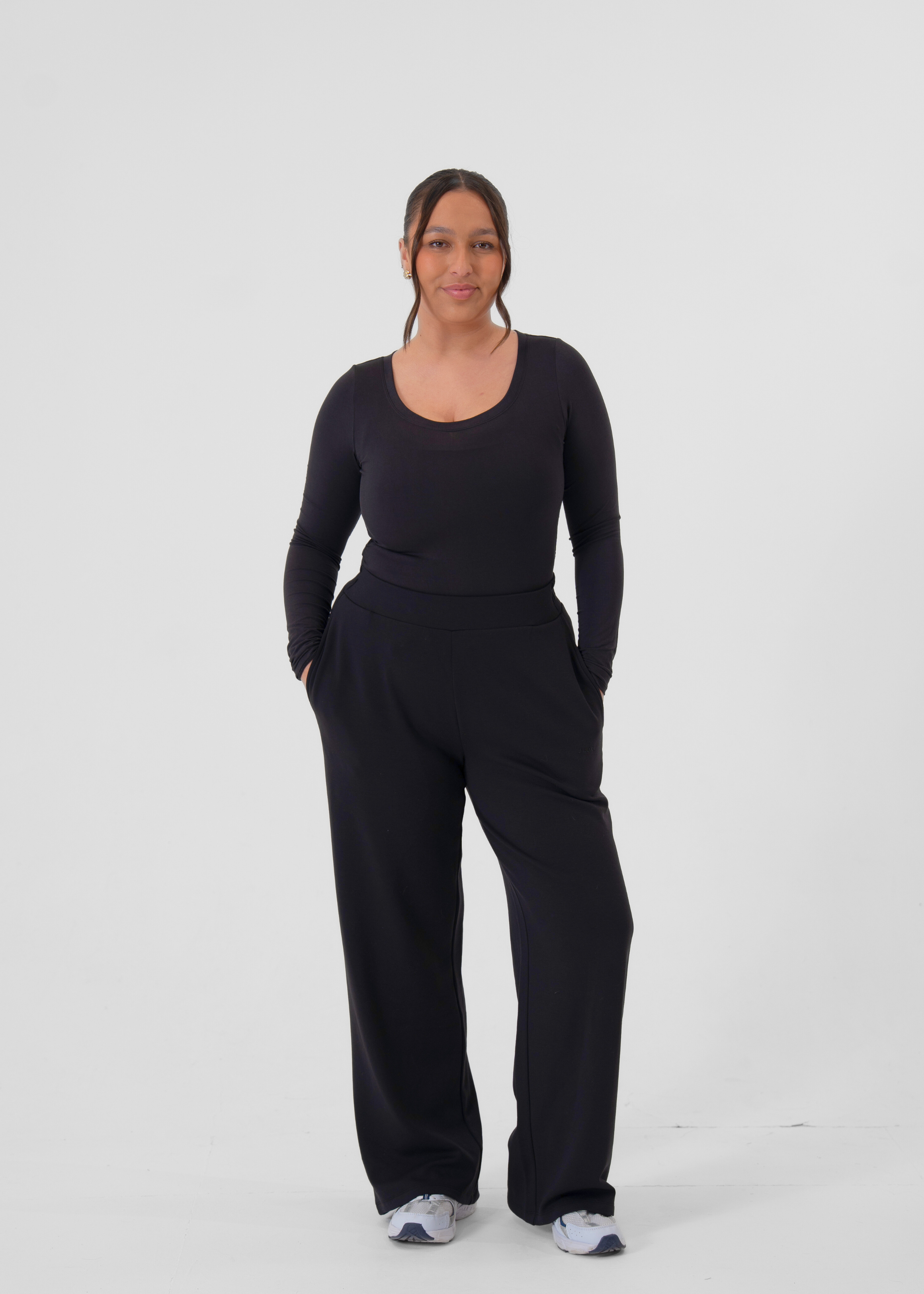 Madison is 5ft 6, Cup size 34HH, UK size 12-14 and wears an M.
