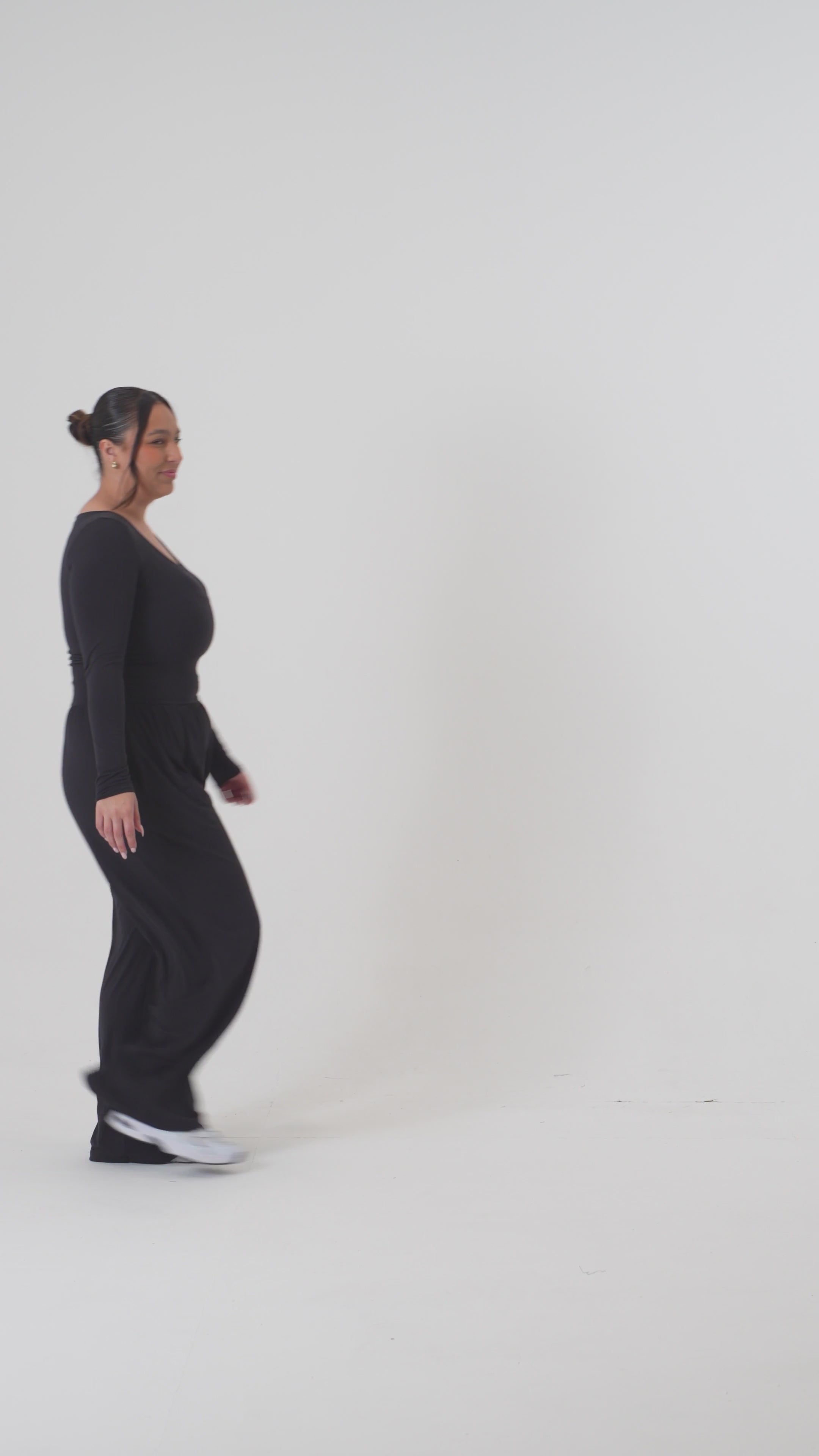 Madison is 5ft 6, Cup size 34HH, UK size 12-14 and wears an M
