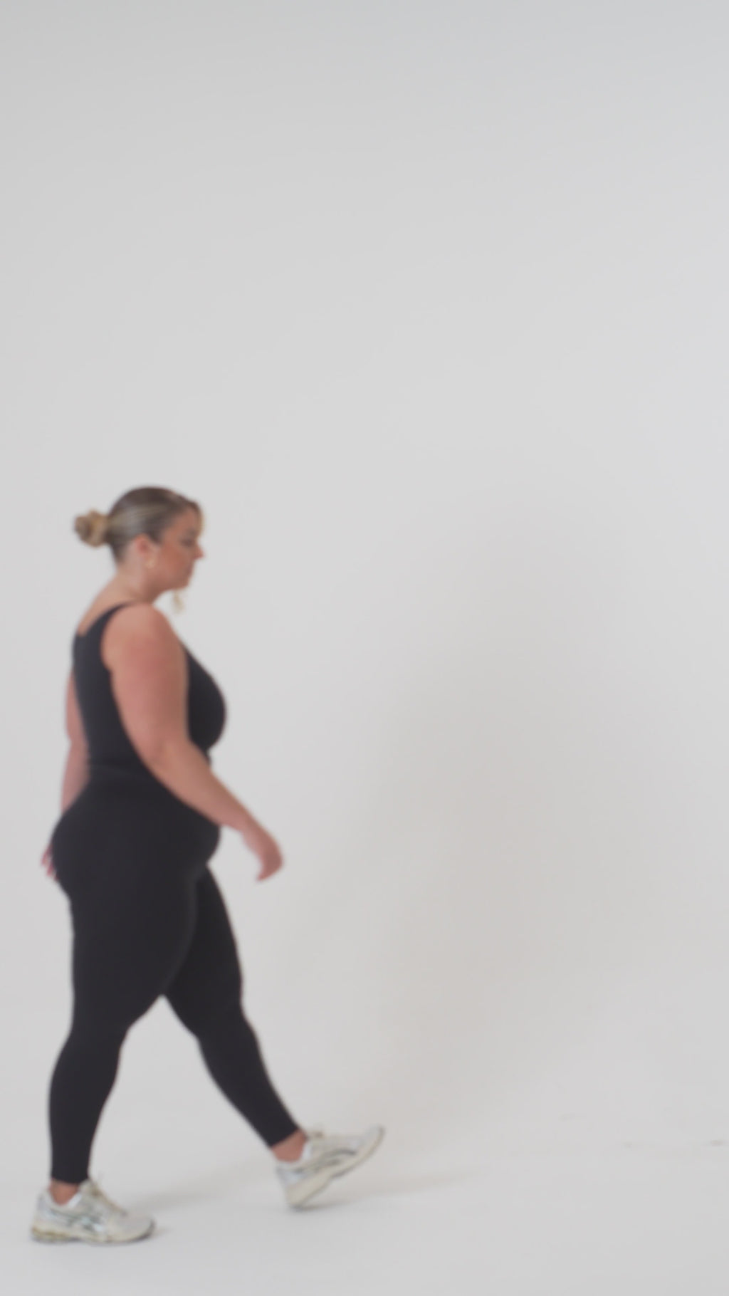 Laura is 5ft 2, Cup size 38G, UK size 18 and wears a size XL.
